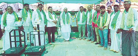 ಸಿರಗುಪ್ಪ ಎಪಿಎಂಸಿ ಎದುರು ಜೋಳ ಖರೀದಿ ಕೇಂದ್ರವನ್ನು ಪಿಎಲ್‌ಡಿ ಬ್ಯಾಂಕ್ ಅಧ್ಯಕ್ಷ ಚೊಕ್ಕಬಸವನಗೌಡ ಉದ್ಘಾಟಿಸಿದರು. 