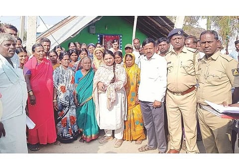 ಸಿರಿಗೇರಿ ಗ್ರಾಮದ ಬಸವನಪೇಟೆ ಏರಿಯಾಕ್ಕೆ ತಹಸೀಲ್ದಾರ್ ಗೌಸಿಯಾ ಬೇಗಂ ಭೇಟಿ ನೀಡಿದರು. ಎಎಸ್‌ಐ ಬಾಷಾ, ಬಿಚ್ಚುಗತ್ತಿ ಮಲ್ಲಯ್ಯ, ಹಳ್ಳಿ ನಾಗಪ್ಪ, ಹನುಮಂತರಾಯ, ಸಣ್ಣ ಹೊನ್ನೂರ, ವಿ.ನಾಗರಾಜ, ಶೇಕ್ಷಾವಲಿ, ಗೌರಮ್ಮ, ಬಿ.ಈರಮ್ಮ, ಹಳ್ಳಿ ಹುಲಿಗೆಮ್ಮ, ಹನುಮಂತಮ್ಮ, ಮಮ್ತಾಜ್ ಬೇಗಂ, ಪರಿಮಳಮ್ಮ ಇತರರಿದ್ದರು.