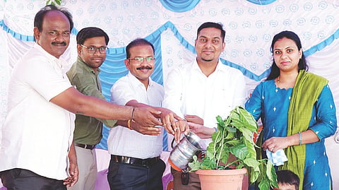 ಉನ್ನತ ಮಟ್ಟದ ವ್ಯಾಸಂಗಕ್ಕೆ ತೆರಳುತ್ತಿರುವ ತಾಳೂರು ಪ್ರಾಥಮಿಕ ಆರೋಗ್ಯ ಕೇಂದ್ರ ವೈದ್ಯ ಡಾ.ಸುನಿಲ್ ಕುಮಾರ್ ಅವರಿಗೆ ಆಯೋಜಿಸಿದ್ದ ಬೀಳ್ಕೊಡುಗೆ ಕಾರ್ಯಕ್ರಮ ಉದ್ಘಾಟನೆ ಸಂದರ್ಭ ಡಾ. ವಿದ್ಯಾ, ಆರೋಗ್ಯ ಮತ್ತು ಕುಟುಂಬ ಕಲ್ಯಾಣ ಇಲಾಖೆ ಅಧಿಕಾರಿ ವಿರೂಪಾಕ್ಷಪ್ಪ, ಬಳ್ಳಾರೆಪ್ಪ, ಹನುಮಂತಪ್ಪ ಇದ್ದರು.