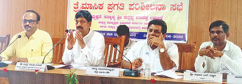 ಸವಣೂರು ತಾಪಂ ಸಭಾಭವನದಲ್ಲಿ ಮಂಗಳವಾರ ಹಮ್ಮಿಕೊಂಡಿದ್ದ ಕೆಡಿಪಿ ಸಭೆಯಲ್ಲಿ ವಿಧಾನಸಭೆ ಉಪಸಭಾಧ್ಯಕ್ಷ ರುದ್ರಪ್ಪ ಲಮಾಣಿ ಮಾತನಾಡಿದರು. ಕಲ್ಯಾಣಿ ಕಾಂಬಳೆ, ರವಿಕುಮಾರ ಕೊರವರ, ಬಿ.ಎಸ್​. ಶಿಡೇನೂರ ಇತರರಿದ್ದರು.