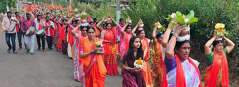 ಸೋಮವಾರಪೇಟೆ ತಾಲೂಕಿನ ಹಾನಗಲ್ಲು ಮಂಡಲದಲ್ಲಿ ಹಿಂದೂ ಸಂಗಮ ಶೋಭಾಯಾತ್ರೆಯಲ್ಲಿ ಮಹಿಳೆಯರು ಪೂರ್ಣಕುಂಭದೊಂದಿದೆ ಮೆರವಣಿಯಲ್ಲಿ ತೆರಳಿದರು.
