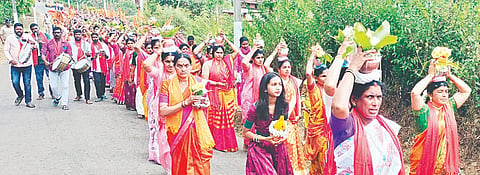 ಸೋಮವಾರಪೇಟೆ ಸಮೀಪದ ಬೇಳೂರು ಮಂಡಲದ ವತಿಯಿಂದ ಸೋಮವಾರ ಆಯೋಜಿಸಿದ್ದ ಹಿಂದೂ ಸಂಗಮ ಕಾರ್ಯಕ್ರಮದಲ್ಲಿ ಭಾಗವಹಿಸಿದ್ದ ಮಹಿಳೆಯರು.