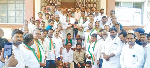 ಡಾ. ಚಂದ್ರು ಲಮಾಣಿ ಅವರ ಶಾಸಕ ಸದಸ್ಯತ್ವ ರದ್ದುಗೊಳಿಸಬೇಕು ಎಂದು ಆಗ್ರಹಿಸಿ ಶಿರಹಟ್ಟಿಯಲ್ಲಿ ಬ್ಲಾಕ್ ಕಾಂಗ್ರೆಸ್ ಸಮಿತಿ ವತಿಯಿಂದ ಪ್ರತಿಭಟನೆ ನಡೆಸಿ ಮನವಿ ಸಲ್ಲಿಸಲಾಯಿತು. ರಾಮಣ್ಣ ಎಸ್. ಲಮಾಣಿ, ರಾಮಕೃಷ್ಣ ದೊಡ್ಡಮನಿ, ಸುಜಾತ ಎಲ್. ದೊಡ್ಡಮನಿ, ಹುಮಯನ್ ಮಾಗಡಿ ಇದ್ದರು.