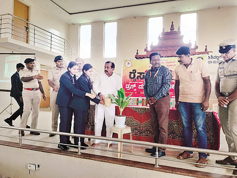 'ತಿಪಟೂರಿನ ಒಕ್ಕಲಿಗರ ಭವನದಲ್ಲಿdrugs ಹಮ್ಮಿಕೊಂಡಿದ್ದ ಡ್ರಗ್ಸ್​ಮುಕ್ತ ಕರ್ನಾಟಕ ಸಂಕಲ್ಪ ಕಾರ್ಯಕ್ರಮದಲ್ಲಿ ಶಾಸಕ ಕೆ.ಷಡಕ್ಷರಿ, ಡಿವೈಎಸ್​ಪಿ ಎಂ.ಎಸ್​ ಉಮೇಶ್​, ತಾಲೂಕು ಆರೋಗ್ಯಾಧಿಕಾರಿ ಡಾ. ಚನ್ನಕೇಶವ ಇದ್ದರು. 