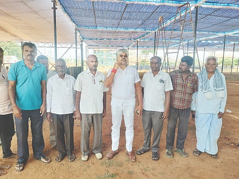 ತಿಪಟೂರಿನಲ್ಲಿ ಸುದ್ದಿಗಾರರೊಂದಿಗೆ ಜಿಪಂ  distribution ಮಾಜಿ ಸದಸ್ಯ ಅಶ್ವತ್ಥ್​ ನಾರಾಯಣ್​ ಮಾತನಾಡಿದರು. ಜಿಪಂ ಮಾಜಿ ಸದಸ್ಯ ವಿರೂಪಾಕ್ಷ, ಗೊಲ್ಲ ಸಮಾಜದ ಮಂಜುನಾಥ್​, ಬಸವರಾಜು, ಪ್ರಸಾದ್​, ಸಂದೀಪ್​, ಮೋಹನ್​, ಇತರರು ಇದ್ದರು