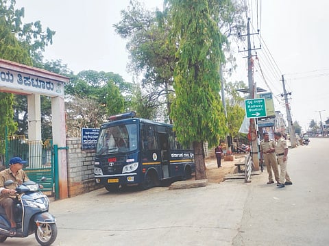 Tiptur ತಿಪಟೂರಿನಲ್ಲಿ ಪೊಲೀಸ್​ ಬಂದೋಬಸ್ತ್​ ನಿಯೋಜಿಸಿರುವುದು.