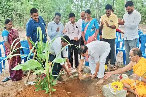 ತೀರ್ಥಹಳ್ಳಿ ತಾಲೂಕಿನ ಕೋಣಂದೂರು ಗ್ರಾಪಂನಿಂದ ನಿರ್ಮಿಸುತ್ತಿರುವ 92 ಲಕ್ಷ ರೂ. ವೆಚ್ಚದ ಕಸ ವಿಲೇವಾರಿ ಘಟಕಕ್ಕೆ ಶಾಸಕ ಆರಗ ಜ್ಞಾನೇಂದ್ರ ಶಂಕುಸ್ಥಾಪನೆ ನೆರವೇರಿಸಿದರು. ಅನ್ನಪೂರ್ಣಾ, ರತ್ನಾಕರ್, ಮಂಗಳಾ ಇತರರಿದ್ದರು.