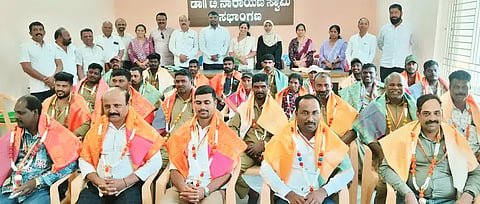 ಎಳ್ಳಮಾವಾಸ್ಯೆ ಜಾತ್ರೆ ಯಶಸ್ವಿಯಾದ ಹಿನ್ನೆಲೆಯಲ್ಲಿ ತೀರ್ಥಹಳ್ಳಿಯ ಪಪಂ ಕಾರ್ಯಾಲಯದಲ್ಲಿ ಪೌರ ಕಾರ್ಮಿಕರು ಹಾಗೂ ಸಿಬ್ಬಂದಿಗೆ ಗೌರವಿಸಲಾಯಿತು. ಗೀತಾ ರಮೇಶ್, ಬಿ.ಗಣಪತಿ, ಡಿ.ರಾಜು, ಸೊಪ್ಪುಗುಡ್ಡೆ ರಾಘವೇಂದ್ರ ಇತರರಿದ್ದರು.