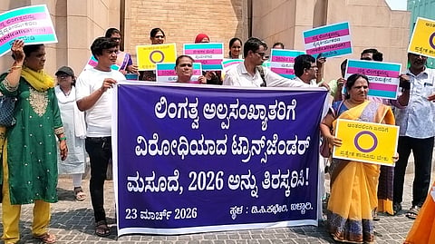 ಬಳ್ಳಾರಿಯ ಗಡಗಿ ಚನ್ನಪ್ಪ ವೃತ್ತದಲ್ಲಿ  ಲಿಂಗತ್ವ ಮತ್ತು ಲೈಂಗಿಕ ಬಹುತ್ವಕ್ಕಾಗಿ ಚಳುವಳಿ ಸಂಘಟನೆಯಿಂದ ಮಸೂದೆ ತಿದ್ದುಪಡಿ ವಿರೋಧಿಸಿ ಪ್ರತಿಭಟನೆ ನಡೆಸಿದರು. ಸದಸ್ಯರಾದ ವಿಜಯಲಕ್ಷ್ಮೀ, ಜಯಶ್ರೀ, ಅನಿತಾ, ವಿದ್ಯಾಶ್ರೀ ಇತರರಿದ್ದರು.