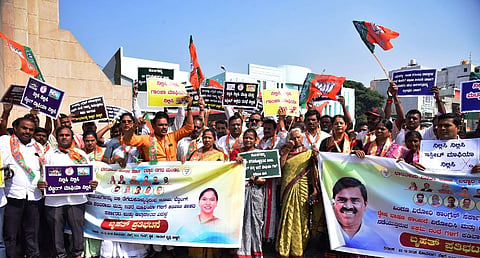 ಬಳ್ಳಾರಿಯ ಗಡಗಿ ಚನ್ನಪ್ಪ ವೃತ್ತದಲ್ಲಿ ಜಿಲ್ಲಾ ಬಿಜೆಪಿ ಘಟಕದಿಂದ ಪ್ರತಿಭಟನೆ ನಡೆಯಿತು. ಬಿಜೆಪಿ ಜಿಲ್ಲಾದ್ಯಕ್ಷ ಅನಿಲ್ ಕುಮಾರ ಮೋಕಾ, ಪದಾಧಿಕಾರಿಗಳಾದ ಶ್ರೀನಿವಾಸ್ ಮೋತ್ಕರ್, ರಾಮಲಿಂಗಪ್ಪ, ಸೌಮ್ಯರೆಡ್ಡಿ, ಹನುಮಂತಪ್ಪ, ಪುಷ್ಪಾಲತಾ, ಗಾದಿಲಿಂಗ, ವೀರೇಶ್ ಇದ್ದರು.