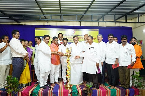ಬಳ್ಳಾರಿಯ ಸಾಂಸ್ಕೃತಿಕ ಸಮುಚ್ಛಯದ ಹೊಂಗಿರಣದ ಸಭಾಂಗಣದಲ್ಲಿ ಆಯೋಜಿಸಿದ್ದ ಸಂತ ದೇವರ ದಾಸಿಮಯ್ಯ ಜಯಂತಿ ಕಾರ್ಯಕ್ರಮವನ್ನು ಲಿಡ್ಕರ್ ಅಧ್ಯಕ್ಷ ಮುಂಡರಗಿ ನಾಗರಾಜ ಉದ್ಘಾಟಿಸಿದರು. ಮೇಯರ್ ಪಿ.ಗಾದೆಪ್ಪ, ಗ್ಯಾರಂಟಿ ಯೋಜನೆಗಳ ಅನುಷ್ಠಾನ ಪ್ರಾಧಿಕಾರದ ಜಿಲ್ಲಾಧ್ಯಕ್ಷ ಕೆ.ಇ.ಚಿದಾನಂದಪ್ಪ, ನೇಕಾರರ ಸಮುದಾಯ ಒಕ್ಕೂಟದ ಜಿಲ್ಲಾಧ್ಯಕ್ಷ ಸಿ.ದೇವಾನಂದ, ಕನ್ನಡ ಮತ್ತು ಸಂಸ್ಕೃತಿ ಇಲಾಖೆಯ ಸಹಾಯಕ ನಿರ್ದೇಶಕ ಬಿ.ನಾಗರಾಜ ಇತರರಿದ್ದರು. ===