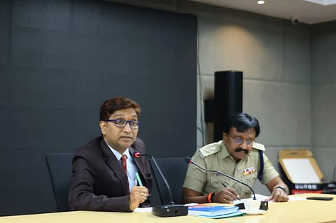 ಬಳ್ಳಾರಿಯ ಎಸ್ಪಿ ಕಚೇರಿ ಸಭಾಂಗಣದಲ್ಲಿ ಆಯೋಜಿಸಿದ್ದ ತ್ರೈಮಾಸಿಕ ಸಭೆಯಲ್ಲಿ  ಹಿರಿಯ ಸಿವಿಲ್ ನ್ಯಾಯಾಧೀಶ ರಾಜೇಶ್ ಎನ್.ಹೊಸಮನೆ ಮಾತನಾಡಿದರು. ಎಎಸ್ಪಿ ಕೆ.ಪಿ.ರವಿಕುಮಾರ ಇದ್ದರು.