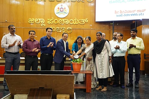 ಬಳ್ಳಾರಿಯ ಜಿಪಂ ಸಭಾಂಗಣದಲ್ಲಿ ಆಯೋಜಿಸಿದ್ದ  ಜಿಲ್ಲಾಮಟ್ಟದ ತರಬೇತಿ ಕಾರ್ಯಾಗಾರವನ್ನು ಡಿಸಿ ಕೆ.ನಾಗೇಂದ್ರ ಪ್ರಸಾದ್ ಉದ್ಘಾಟಿಸಿದರು. ವಿಎಸ್‌ಕೆ ವಿವಿ ಪ್ರೊ.ಡಾ.ನಿರಂಜನ್, ನಿ.ಜಂಟಿ ನಿರ್ದೇಶಕ ಶ್ರೀನಿವಾಸ್‌ರಾವ್, ಜಿಪಂ ಸಿಇಒ ಮಹಮ್ಮದ್ ಹ್ಯಾರಿಸ್ ಸುಮೈರ್, ಎಡಿಸಿ ಮಹಮ್ಮದ್ ಎನ್.ಜುಬೇರ್, ಜಿಪಂ ಉಪಕಾರ್ಯದರ್ಶಿ ಶಶಿಕಾಂತ ಶಿವಪೂರೆ, ಜಿಪಂ ಮುಖ್ಯ ಯೋಜನಾಧಿಕಾರಿ ವಾಗೀಶ್ ಶಿವಾಚಾರ್ಯ, ಜಿಪಂ ಯೋಜನಾಧಿಕಾರಿ ಪ್ರಮೋದ್ ಇದ್ದರು. ===