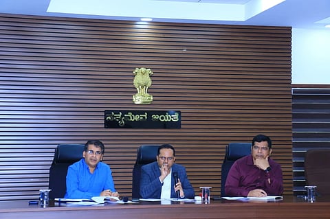 ಬಳ್ಳಾರಿಯ ಡಿಸಿ ಕಚೇರಿ ಸಭಾಂಗಣದಲ್ಲಿ ಮಹನೀಯರ ಜಯಂತಿ ಅಂಗವಾಗಿ ಪೂರ್ವಭಾವಿ ಸಭೆ ನಡೆಯಿತು. ಡಿಸಿ ನಾಗೇಂದ್ರ ಪ್ರಸಾದ್ ಕೆ., ಎಡಿಸಿ ಮಹಮ್ಮದ್ ಎನ್.ಜುಬೇರ್, ಪಾಲಿಕೆ ಆಯುಕ್ತ ಪಿ.ಎಸ್.ಮಂಜುನಾಥ ಇದ್ದರು