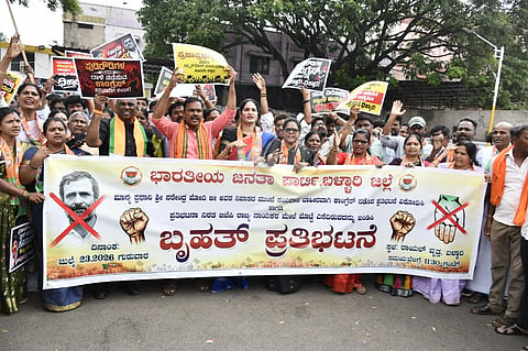 ಬಳ್ಳಾರಿಯ ಗಡಿಗಿ ಚನ್ನಪ್ಪ ವೃತ್ತದಲ್ಲಿ ಪ್ರಧಾನಿ ನರೇಂದ್ರ ಮೋದಿ ನಿವಾಸ ಮುಂಭಾಗದಲ್ಲಿ ಕಾಂಗ್ರೆಸ್ ಪ್ರತಿಭಟನೆ ಖಂಡಿಸಿ, ಬಿಜೆಪಿ ಘಟಕದಿಂದ ಪ್ರತಿಭಟನೆ ನಡೆಯಿತು. ಮಾಜಿ ಶಾಸಕ ಜಿ.ಸೋಮಶೇಖರರೆಡ್ಡಿ, ಎಂಎಲ್ಸಿ ವೈ.ಎಂ.ಸತೀಶ್, ಮುಖಂಡರಾದ ಡಾ.ಎಸ್.ಜೆ.ವಿ.ಮಹಿಪಾಲ್, ವೆಂಕಟರಮಣ, ಉಜ್ವಲ, ಸುರೇಖಾ, ಅಂಜಲಿ, ರವಿಕುಮಾರ್ ಇತರರಿದ್ದರು.