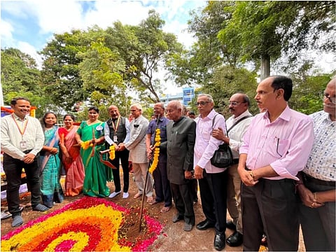 ಬಳ್ಳಾರಿಯ ತಾರಾನಾಥ ಕಾಲೇಜು ಆವರಣದಲ್ಲಿ ಸಂಸ್ಥೆ ಸಂಸ್ಥಾಪಕ ವೈದ್ಯರತ್ನ ಪಂಡಿತ್ ತಾರಾನಾಥ್ ಅವರ ಕಂಚಿನ ಪುತ್ಥಳಿ ನಿರ್ಮಾಣ ಕಾಮಗಾರಿಗೆ ಭೂಮಿಪೂಜೆ ನೆರವೇರಿಸಲಾಯಿತು. ಪ್ರಾಂಶುಪಾಲ ಡಾ.ರಾಜಶೇಖರ್ ಎಸ್.ಗಾಣಿಗೇರ, ವೈದ್ಯಾದಿಕಾರಿಗಳಾದ ಡಾ.ಎಸ್.ಎಂ.ಕೊಟ್ರೇಶ್, ಡಾ. ಕೃಷ್ಣ ನಾಯಕ್, ಡಾ. ಶಿವು ಅರಕೆರಿ, ಅಶ್ವಿನಿ ಹಳ್ಳದ್, ಡಾ. ಮಮತಶ್ರೀ ಇದ್ದರು.