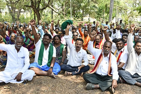 ಬಳ್ಳಾರಿಯ ಎಸ್ಪಿ ಕಚೇರಿ ಆವರಣದಲ್ಲಿ ಭೂ ಸಂತ್ರಸ್ಥ  ಹೋರಾಟ ಸಮಿತಿಯಿಂದ ರೈತರ ಭೂಮಿಗಳಿಗೆ ಸೂಕ್ತ ಪರಿಹಾರ ಒದಗಿಸದ ಭೂಮಿ ಹಂಚಿಕೆ ವಿರೋಧಿಸಿ ಪ್ರತಿಭಟನೆ ನಡೆಸಿದರು. ಸಿಐಟಿಯು ರಾಜ್ಯ ಉಪಾಧ್ಯಕ್ಷ ಜೆ.ಸತ್ಯಬಾಬು, ಪದಾಧಿಕಾರಿಗಳಾದ ಜಂಗ್ಲಿಸಾಬು, ತಿಪ್ಪೇಸ್ವಾಮಿ, ಸಂಪತ್‌ಕುಮಾರ್, ರೂಪಶ್ರೀ ಇತರರಿದ್ದರು.
