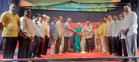 ಬಳ್ಳಾರಿಯ ರಾಘವ ಕಲಾಮಂದಿರದಲ್ಲಿ ನಡೆದ ಕಾಕರ್ಲತೋಟ ಕನುಗೋಲು ತಿಮ್ಮಪ್ಪ ಅವರ ಪುಣ್ಯಸ್ಮರಣೆ ಕಾರ್ಯಕ್ರಮವನ್ನು ರಾಘವ ಮೆಮೊರೀಯಲ್ ಅಸೋಸಿಯೇಷನ್ ಸಂಸ್ಥೆಯ ಗೌರವಾಧ್ಯಕ್ಷ ಕೆ.ಚನ್ನಪ್ಪ  ಉದ್ಘಾಟಿಸಿದರು. ಪದಾಧಿಕಾರಿಗಳಾದ ಎಚ್.ವಿಷ್ಣುವರ್ಧನ್‌ರೆಡ್ಡಿ,  ರಮಣಪ್ಪ ಭಜಂತ್ರಿ , ರಮೇಶ್‌ಗೌಡ, ಪಿ.ಧನಂಜಯ, ಪಿ.ಎಂ.ನಟರಾಜ್, ಕೆ.ರಾಮಾಂಜನೇಯಲು, ಅನಿಲಬಾಬು, ವಿ.ರಾಮಚಂದ್ರ, ರಮಣಪ್ಪ ಭಜಂತ್ರಿ ಇತರರಿದ್ದರು.