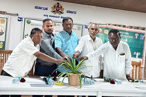 ಯಲಬುರ್ಗಾ ತಾಪಂ ಕಚೇರಿಯಲ್ಲಿ ರೈತರ ದಿನಾಚರಣೆ ಅಂಗವಾಗಿ ಆಯೋಜಿಸಿದ್ದ ಕಿಸಾನ್ ಗೋಷ್ಠಿಯನ್ನು ಉದ್ಘಾಟಿಸಲಾಯಿತು. ತಾಲೂಕು ಕೃಷಿಕ ಸಮಾಜದ ಅಧ್ಯಕ್ಷ ರೇವಣಪ್ಪ ಸಂಗಟಿ, ಪ್ರಮುಖರಾದ ಬಸಯ್ಯ ಮಠದ, ರುದ್ರಪ್ಪ ಗೆದಗೇರಿ, ಸಂಗಣ್ಣ ತೆಂಗಿನಕಾಯಿ, ರುದ್ರಪ್ಪ ಕೊಪ್ಪದ, ಶಿವಣ್ಣ ಬಂಡಿಹಾಳ, ಕೃಷಿ ಕಾರ್ಮಿಕ ರೈತ ಸಂಘದ ಅಧ್ಯಕ್ಷ ನೀಲಪ್ಪ ಐನಕ್ಕಿ ಇತರರಿದ್ದರು.