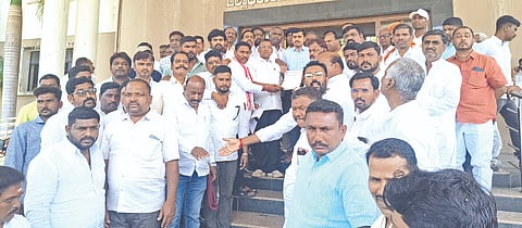 ವಿವಿಧ ಬೇಡಿಕೆಗೆ ಆಗ್ರಹಿಸಿ ಮಾಜಿ ಸಂಸದ ಉಗ್ರಪ್ಪ ನೇತೃತ್ವದಲ್ಲಿ ಯಾದಗಿರಿಯಲ್ಲಿ ಸೋಮವಾರ ವಾಲ್ಮೀಕಿ ಸಮಾಜದ ಮುಖಂಡರು ಎಡಿಸಿ ರಮೇಶ ಕೋಲಾರ ಅವರಿಗೆ ಮನವಿಪತ್ರ ಸಲ್ಲಿಸಿದರು. ಗೊಲ್ಲಪಲ್ಲಿಯ ವರದಾನಂದೇಶ್ವರ ಸ್ವಾಮೀಜಿ, ಗೌಡಪ್ಪಗೌಡ ಅಲ್ದಾಳ, ಸಾಹೇಬಗೌಡ ನಾಯಕ, ಅಧ್ಯ ಮಾರೆಪ್ಪ ನಾಯಕ ಇತರರಿದ್ದರು.