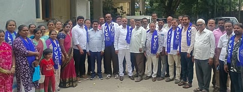 ಆನೇಕಲ್​ನಲ್ಲಿ ಹಮ್ಮಿಕೊಂಡಿದ್ದ ಸಭೆಯಲ್ಲಿ ರಾಜ್ಯಾಧ್ಯ ಆನೇಕಲ್​ ಕೃಷ್ಣಪ್ಪ, ಬೆಂ. ದಣ ಜಿಲ್ಲಾಧ್ಯ ಚಿರಂಜೀವಿ, ಬೆಂ. ನಗರ ಜಿಲ್ಲಾ ಪ್ರಧಾನ ಕಾರ್ಯದರ್ಶಿ ರಮೇಶ್​, ತಾಲೂಕು ಅಧ್ಯ ಕೊಪ್ಪಗೆ ರವಿ, ಆರ್​.ವೆಂಕಟೇಶ್​, ಲವ, ಪರಶುರಾಮ್​, ಎಸ್​.ಬಾಬು, ಶಿವಮ್ಮ, ರುಕ್ಮಿಣಿ, ಮಂಜುನಾಥ್​, ಅಶೋಕ್​, ನಾಗಪ್ಪ, ಜಯರಾಮ್​ ಇತರರು ಇದ್ದರು.