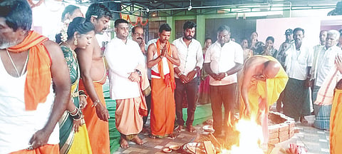 ಬನ್ನೂರಿನ ಸಮೀಪದ ಚಾಮನಹಳ್ಳಿ ಗ್ರಾಮದ ಶ್ರೀ ಸಿದ್ದಪ್ಪಾಜಿ  ದೇವಾಲಯದಲ್ಲಿ ನೂತನ ವಿಮಾನ ಗೋಪುರ ಮತ್ತು ಕಳಸ ಪ್ರತಷ್ಠಾಪನೆ ಮತ್ತು ಬಸವಪ್ಪನವರ ಮಣಿಧಾರಣೆ ಕಾರ್ಯಕ್ರಮವನ್ನು ಹಮ್ಮಿಕೊಳ್ಳಲಾಗಿತ್ತು. ನಾಗರಾಜಾಚಾರಿ, ಎ.ಎನ್. ಸ್ವಾಮಿ, ಹಿತೇಶ್ ಸಿದ್ದಲಿಂಗರಾಜ್ ಇತರರಿದ್ದರು.