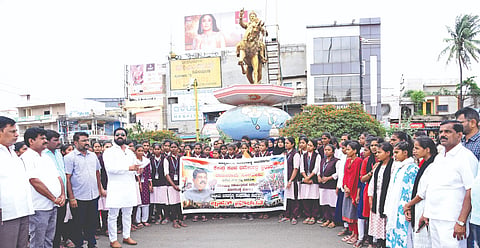  ಬಸವನಬಾಗೇವಾಡಿ ಪಟ್ಟಣದಲ್ಲಿ ವಿದ್ಯಾರ್ಥಿಗಳು ಹಾಗೂ ಸಂಘಟನೆಯ ಪದಾಧಿಕಾರಿಗಳು ಬಸವೇಶ್ವರ ವೃತ್ತದಲ್ಲಿ ಪ್ರತಿಭಟನೆ ನಡೆಸಿದರು. ಶೇಖರ ಗೊಳಸಂಗಿ, ರವಿ ರಾಠೋಡ, ಚಂದ್ರಶೇಖರಗೌಡ ಪಾಟೀಲ, ಪ್ರಶಾಂತ ಮುಂಜಾನೆ, ಜಟ್ಟಿಂಗರಾಯ ಮಾಲಗಾರ, ಭದ್ರಣ್ಣ ಮಣ್ಣೂರ, ಪ್ರವೀಣ ಪೂಜಾರಿ ಇತರರಿದ್ದರು.