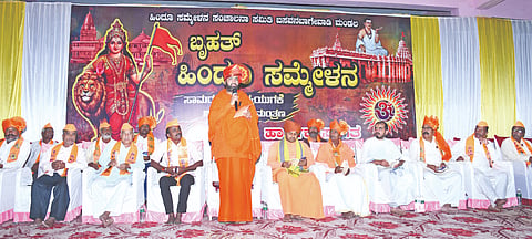  ಬಸವನಬಾಗೇವಾಡಿ ಪಟ್ಟಣದ ವೀರಭದ್ರೇಶ್ವರ ನಗರದ ಉದ್ಯಾನವನದಲ್ಲಿ ದಿವ್ಯ ಸಾನ್ನಿಧ್ಯ ವಹಿಸಿ ಅಭಿನವ ಸಂಗನಬಸವ ಶಿವಾಚಾರ್ಯ ಮಾತನಾಡಿದರು. ಮುತ್ತಗಿಯ ನರಹರಿ ಆಚಾರ್ಯರು, ಶ್ರೀಕಾಂತ ಮಹಾರಾಜರು ಮತ್ತಿತರರಿದ್ದರು.
