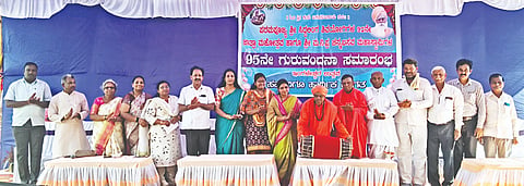 ಬಸವನಬಾಗೇವಾಡಿ ತಾಲೂಕಿನ ಇಂಗಳೇಶ್ವರ ವಚನ ಶಿಲಾಶಾಸನ ಮಂಟಪ ಇಂಗಳೇಶ್ವರ ವಿರಕ್ತಮಠದ ಲಿಂ. ಸಿದ್ಧಲಿಂಗ ಶಿವಯೋಗಿಗಳ 92ನೇ ಜಾತ್ರಾಮಹೋತ್ಸವ ಅಂಗವಾಗಿ ಜಾನಪದ ಸಾಹಿತ್ಯ ಸಂಭ್ರಮವನ್ನು ಆಲಮೇಲದ ಶ್ರೀಗಳು ಉದ್ಘಾಟಿಸಿದರು. ಶಿವಾನಂದ ಮಂಗಾನವರ, ಬಸವರಾಜ ಹಾರಿವಾಳ, ದೇವೇಂದ್ರ ಗೋನಾಳ ಮತ್ತಿತರರಿದ್ದರು.