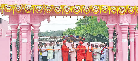  ಬಸವನಬಾಗೇವಾಡಿ ತಾಲೂಕಿನ ಯರನಾಳ ವಿರಕ್ತಮಠದಲ್ಲಿ ಜಗದ್ಗುರು ಶ್ರೀ ಪಂಪಾಪತಿ ಶಿವಯೋಗಿಗಳ ಜಾತ್ರಾ ಮಹೋತ್ಸವ. ಜ್ಞಾನ ದಾಸೋಹಿ ಶ್ರೀ ಸಂಗನಬಸವ ಮಹಾಸ್ವಾಮಿಗಳ 125ನೇ ಜಯಂತಿ ನೂತನ ಮಹಾದ್ವಾರವನ್ನು ವಿವಿಧ ಮಠಾಧೀಶರು ಹಾಗೂ ಗಣ್ಯರು ಲೋಕಾರ್ಪಣೆಗೊಳಿಸಿದರು. ಬಂಥನಾಳದ ವೃಷಭಲಿಂಗ ಮಹಾಸ್ವಾಮೀಜಿ,  ಡಾ. ಗುರು ಸಂಗಮೇಶ ಹಿರೇಮಠ, ಪ್ರಭಾವತಿ ಹಿರೇಮಠ ಮತ್ತಿತರರಿದ್ದರು.