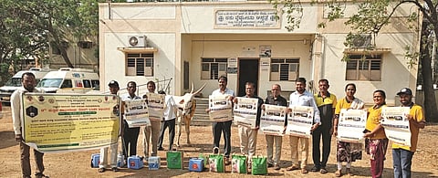 ಬಸವನಬಾಗೇವಾಡಿ ತಾಲೂಕು ಪಶು ಆಸ್ಪತ್ರೆ ಆವರಣದಲ್ಲಿ ರಾಷ್ಟ್ರೀಯ ಪ್ರಾಣಿ ರೋಗ ನಿಯಂತ್ರಣ ಕಾರ್ಯಕ್ರಮದಡಿಯಲ್ಲಿ ೯ನೇ ಸುತ್ತಿನ ಕಾಲು ಬಾಯಿ ಜ್ವರ ಲಸಿಕಾ ಕಾರ್ಯಕ್ರಮಕ್ಕೆ ಗೋ ಪೂಜೆ ಸಲ್ಲಿಸುವ ಮೂಲಕ ಕಾರ್ಯಕ್ರಮಕ್ಕೆ ತಾಪಂ ಇಒ ವೆಂಕಟೇಶ ವಂದಾಲ ಚಾಲನೆ ನೀಡಿದರು. ಡಾ.ಪಂಚಾಕ್ಷರಿ ಸಂಕ, ಡಾ.ಬಸವರಾಜ ಕನಮಡಿ, ಡಾ. ರೇವಣಸಿದ್ದು ದಗಿನಾಳ, ಡಾ.ಎಸ್.ಎನ್ ಹಾದಿಮನಿ, ಆರ್.ಎಸ್.ಹಿರೇಮಠ ಇತರರಿದ್ದರು.