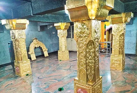 ಬೀರೂರಿನ ಸರಸ್ವತಿಪುರಂ ಬಡಾವಣೆ ಶ್ರೀ ಮೈಲಾರಲಿಂಗೇಶ್ವರ ಸ್ವಾಮಿ ದೇವಾಲಯದ ಕಲ್ಲಿನ ಕಂಬಗಳಿಗೆ ಡಾ. ಬಿ.ಆರ್.ಅಂಬೇಡ್ಕರ್ ಹಮಾಲಿ ಸಂಘದಿಂದ ಹಿತ್ತಾಳೆ ಕವಚ ಅಳವಡಿಸಲಾಯಿತು. ಪ್ರವೀಣ, ಈಶ್ವರ್, ಮೈಲಾರಿ, ರವಿಕುಮಾರ್ ಇತರರಿದ್ದರು.