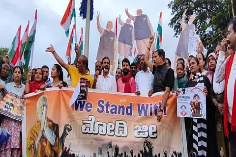 ಚಿಕ್ಕಮಗಳೂರಿನ ಆಜಾದ್‌ ಪಾರ್ಕ್ ವೃತ್ತದಲ್ಲಿ ಜೆಪಿ ಹಾಗೂ ಯೂಥ್ ಫಾರ್ ನೇಷನ್ ಸಂಘಟನೆಯಿಂದ ಭಾರತ ವಿರೋಧಿ ಶಕ್ತಿಗಳಿಂದ ಸಂಸತ್ ಭವನಕ್ಕೆ ದಾಳಿ ಖಂಡಿಸಿ ನಡೆದ ಪ್ರತಿಭಟನ ಮೆರವಣಿಗೆಯನ್ನುದ್ದೇಶಿಸಿ ವಿಧಾನ ಪರಿಷತ್ ಸದಸ್ಯ ಸಿ.ಟಿ.ರವಿ ,ಮಾತನಾಡಿದರು. ಎಂ.ಆರ್‌.ದೇವರಾಜ ಶೆಟ್ಟಿ, ಕೆ.ಎಸ್‌.ಪುಷ್ಪರಾಜ್‌, ಸಂತೋಷ್‌ ಕೋಟ್ಯಾನ್‌, ಕೋಟೆ ರಂಗನಾಥ್‌ ಮತ್ತಿತರರಿದ್ದರು.