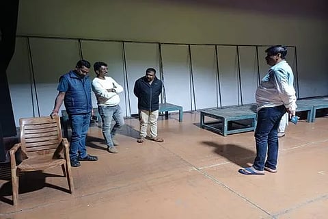 ಚಿಕ್ಕಮಗಳೂರಿನ ಕುವೆಂಪು ಕಲಾಮಂದಿರದಲ್ಲಿ ನಡೆಯಲಿರುವ ಕರ್ನಾಟಕ ಕಾರ್ಯನಿರತ ಪತ್ರಕರ್ತರ ಸಂಘದ ಚಿಕ್ಕಮಗಳೂರು ಘಟಕದ 2025-28ರ ಸಾಲಿನ ನೂತನ ಪದಾಧಿಕಾರಿಗಳ ಪದಗ್ರಹಣ, ಪತ್ರಿಕಾ ದಿನಾಚರಣೆ ಹಾಗೂ ಕೆಯುಡಬ್ಲ್ಯುಜೆ ರಾಜ್ಯ ಮಟ್ಟದ ದತ್ತಿ ಪ್ರಶಸ್ತಿ ಪ್ರದಾನ ಕಾರ್ಯಕ್ರಮದ ಸಿದ್ಧತೆಯನ್ನು ರ್ನಾಟಕ ಕಾರ್ಯನಿರತ ಪತ್ರಕರ್ತರ ಸಂಘದ ಉಪಾದ್ಯಕ್ಷ ಎಚ್.ಬಿ. ಮದನಗೌಡ ವೀಕ್ಷಣೆ ಮಾಡಿದರು.