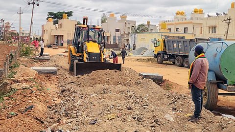 ಚಿಂತಾಮಣಿಯ ಗಾಂಧಿನಗರ  road workಬಡಾವಣೆಯಲ್ಲಿ ರಸ್ತೆಗೆ ಹಾಕಿದ ಕಳಪೆ ಮಣ್ಣುನ್ನು ಜೆಸಿಬಿ ಮೂಲಕ ತೆರವು ಮಾಡಿದರು. 