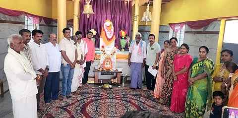 ಚಿಂತಾಮಣಿಯ ಬಾರ್ಲಹಳ್ಳಿ ಕ್ರಾಸ್​ನಲ್ಲಿರುವ ಶ್ರೀ Festival ಶಿರಡಿ ಸಾಯಿಬಾಬಾ ಮಂದಿರದಲ್ಲಿ ನಡೆದ ಸುದ್ದಿಗೋಷ್ಠಿಯಲ್ಲಿ ದೇವಾಲಯದ ಟ್ರಸ್ಟ್​ ಕಾಗತಿ ಮಧು, ಪದಾಧಿಕಾರಿಗಳಾದ ದಿಲೀಪ್​ ಕುಮಾರ್​, ಶ್ರೀ ರಾಮರೆಡ್ಡಿ, ವಿಷ್ಣುವರ್ಧನ್​, ಮಧು, ಮುನಿರಾಜು, ಶ್ರೀನಿವಾಸರೆಡ್ಡಿ, ಲಾವಣ್ಯ, ನಾಗಮ್ಮ, ಪಾಲ್​ ಅಯ್ಯಪ್ಪ, ಸ್ಟುಡಿಯೋ ಸಂತೋಷ, ಅರ್ಚಕ ಶಶಾಂಕ್​ ಅಯ್ಯಂಗಾರ್​ ಇದ್ದರು.