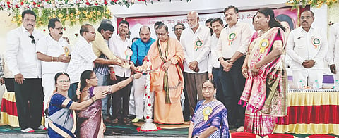 ಚಿತ್ತಾಪುರದಲ್ಲಿ ಭಾನುವಾರ ಏರ್ಪಡಿಸಿದ್ದ ತಾಲೂಕು ಪ್ರಾಥಮಿಕ ಶಾಲಾ ಶಿಕ್ಷಕರ ಸಂಘದ ಪದಾಧಿಕಾರಿಗಳ ಪದಗ್ರಹಣ ಮತ್ತು ಬಡ್ತಿ ಪಡೆದ ಮುಖ್ಯಗುರುಗಳ ಅಭಿನಂದನಾ ಸಮಾರಂಭವನ್ನು ಕೆಪಿಸಿಸಿ ಸದಸ್ಯ ನಾಗರೆಡ್ಡಿ ಪಾಟೀಲ ಕರದಾಳ ಉದ್ಘಾಟಿಸಿದರು. ಶ್ರೀ ಸೋಮಶೇಖರ ಶಿವಾಚಾರ್ಯ, ಶಶಿಧರ ಬಿರಾದಾರ, ಚಂದ್ರಶೇಖರ ನುಗ್ಗಲಿ, ಶಿವಾನಂದ ನಾಲವಾರ, ಬಸವರಾಜ ಬಳೂಂಡಗಿ ಇತರರಿದ್ದರು. 
