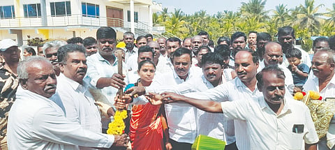 ಗುಬ್ಬಿ ತಾಲೂಕಿನ development work ಜವರೇಗೌಡನಪಾಳ್ಯದಲ್ಲಿ ರಸ್ತೆ ಅಭಿವೃದ್ಧಿ ಕಾಮಗಾರಿಗೆ ಶಾಸಕ ಎಸ್​.ಆರ್​.ಶ್ರೀನಿವಾಸ್​ ಭೂಮಿಪೂಜೆ ನೆರವೇರಿಸಿದರು. ಮುಖಂಡರಾದ ಕೆ.ಆರ್​.ವೆಂಕಟೇಶ್​, ಬುಲೆಟ್​ ಬಸವರಾಜು, ಸಿ.ಜಿ.ಲೋಕೇಶ್​, ಸೋಮಶೇಖರ್​, ರಾಮು, ಶಿವಣ್ಣ, ರಾಜಣ್ಣಗೌಡ ಇದ್ದರು.