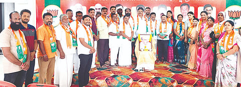 ಗಂಗಾವತಿ ಬಿಜೆಪಿ ಕಚೇರಿಯಲ್ಲಿ ಪಕ್ಷದ ವಿವಿಧ ಮೋರ್ಚಾದಿಂದ ಜನಸಂಘ ಸಂಸ್ಥಾಪಕ ಶ್ಯಾಮಾಪ್ರಸಾದ್ ಮುಖರ್ಜಿ ಪುಣ್ಯಸ್ಮರಣೆ ಆಚರಿಸಲಾಯಿತು. ಬಿಜೆಪಿ ಜಿಲ್ಲಾ ಉಪಾಧ್ಯಕ್ಷ ಮನೋಹರಗೌಡ ಹೇರೂರು, ನಗರ ಮಂಡಲ ಅಧ್ಯಕ್ಷ ಚಂದ್ರಶೇಖರ್ ಹಿರೂರು, ಗ್ರಾಮೀಣ ಮಂಡಲ ಅಧ್ಯಕ್ಷ ಡಿ.ಕೆ. ಆಗೋಲಿ, ಪದಾಧಿಕಾರಿಗಳಾದ ಲಲಿತಾ ನಾಗರಾಜ, ದೀಪಕ್ ಬಾಂಠಿಯಾ, ಪ್ರಸಾದ ಹಲ್ಟಿ ಇತರರಿದ್ದರು.