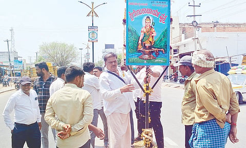 ಗಂಗಾವತಿ ಸಿಬಿಎಸ್ ಗಂಜ್ ಎಪಿಎಂಸಿ ಮೊದಲ ಗೇಟ್ ಬಳಿ ಪರವಾನಗಿಯಿಲ್ಲದೇ ನಿರ್ಮಿಸಿದ್ದ ಶ್ರೀ ರೇಣುಕಾಚಾರ್ಯರ ವೃತ್ತದ ನಾಮಲಕ ತೆರವಿಗೆ ನಗರಸಭೆ ಸಿಬ್ಬಂದಿ  ಮುಂದಾಗಿದ್ದರಿಂದ ಜಂಗಮ ಸಮಾಜದವರು ಅಡ್ಡಿಪಡಿಸಿದ ಕಾರಣ ಗದ್ದಲ ನಡೆಯಿತು. ಆರೋಗ್ಯ ನಿರೀಕ್ಷಕ ಎ.ನಾಗರಾಜ, ಸಹಾಯಕ  ಮೋಯಿನ್ ಪಟೇಲ್, ಜಂಗಮ ಸಮಾಜದ ಶಂಕ್ರಯಸ್ವಾಮಿ, ಆದೆಯ್ಯ ಸ್ವಾಮಿ ಇತರರಿದ್ದರು.