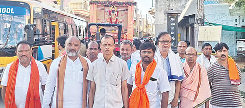 ಗಂಗಾವತಿ ಜವಾಹರ ನಗರದ ಹನುಮಂತ ದೇವರ ದೇವಾಲಯದಲ್ಲಿ ಶ್ರೀ ಯೋಗೀಶ್ವರ ಯಾಜ್ಞವಲ್ಕೃ ಜಯಂತಿ ನಿಮಿತ್ತ ಭಾವಚಿತ್ರ ಮೆರವಣಿಗೆ ಮಂಗಳವಾರ ಜರುಗಿತು. ನಗರಸಭೆ ಮಾಜಿ ಸದಸ್ಯ ವಾಸುದೇವ ನವಲಿ, ದೇವಾಲಯ ಸಮಿತಿ ಅಧ್ಯಕ್ಷ ಗಂಗನಾಳ ಮುರಳೀಧರ ಕುಲಕರ್ಣಿ, ಪ್ರಮುಖರಾದ ರಾಘವೇಂದ್ರ ಮೇಗೂರು, ಗುರುರಾಜ್ ಚಿರ್ಚನಗುಡ್ಡ ಇತರರಿದ್ದರು.