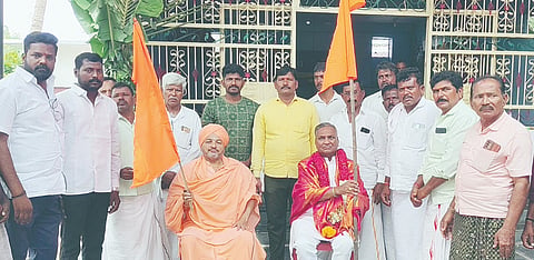 ಗಂಗಾವತಿ ತಾಲೂಕಿನ ಹೊಸಳ್ಳಿ ಶ್ರೀ ಗಂಗಾಪರಮೇಶ್ವರಿ ದೇವಾಲಯದಲ್ಲಿ ಗಂಗಾಮತ ಸಮಾಜದಿಂದ ಹಮ್ಮಿಕೊಂಡಿದ್ದ ಪಾದಗಟ್ಟೆ  ಪ್ರತಿಷ್ಠಾಪನೆ ಕಾರ್ಯಕ್ರಮದ ಧ್ವಜಾರೋಹಣವನ್ನು ಕಲ್ಮಠದ ಡಾ.ಕೊಟ್ಟೂರು ಸ್ವಾಮೀಜಿ ನೆರವೇರಿಸಿದರು. ಮಾಜಿ ಶಾಸಕ ಪರಣ್ಣಮುನವಳ್ಳಿ, ಸಮಾಜದ ಪ್ರಮುಖರಾದ ಸಿದ್ದಪ್ಪ ಕರೇಕುರಿ, ಡಾಣಿ ಮರಿಯಪ್ಪ ಇತರರಿದ್ದರು.