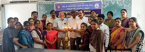 ಗಂಗಾವತಿ ಕೆಸಿಎಸ್ ಮಹಿಳಾ ಪದವಿ ಕಾಲೇಜಿನಲ್ಲಿ ಎನ್ನೆಸ್ಸೆಸ್ ವಾರ್ಷಿಕ ಸೇವಾ ಶಿಬಿರವನ್ನು ನಿವೃತ್ತ ಪ್ರಾಚಾರ್ಯ ಡಾ.ಬಿ.ಸಿ. ಐಗೋಳ್ ಗುರುವಾರ ಉದ್ಘಾಟಿಸಿದರು. ಸಂಘದ ಉಪಾಧ್ಯಕ್ಷ ಕೆ.ಚನ್ನಬಸಯ್ಯಸ್ವಾಮಿ, ಪ್ರಾಚಾರ್ಯ ಡಾ.ಶರಣಬಸಪ್ಪ ಕೋಲ್ಕಾರ್ ಇತರರಿದ್ದರು.