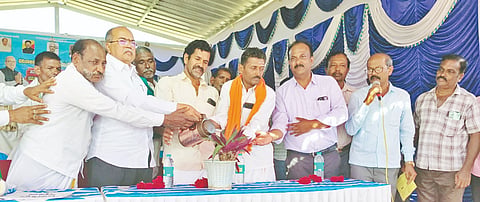 ಹಿರೇಕೆರೂರ ತಾಲೂಕಿನ ಡಮ್ಮಳ್ಳಿಯಲ್ಲಿ ಆಯೋಜಿಸಿದ್ದ ಹಾಲು ಕರೆಯುವ ಸ್ಪರ್ಧೆ ಹಾಗೂ ಪಶು ಪ್ರದರ್ಶನ ಕಾರ್ಯಕ್ರಮವನ್ನು ಶಾಸಕ ಯು.ಬಿ. ಬಣಕಾರ ಉದ್ಘಾಟಿಸಿದರು. 