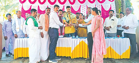 ಹಿರೇಕೆರೂರ ತಾಲೂಕಿನ ಮಡ್ಲೂರು ಗ್ರಾಮದ ಸರ್ಕಾರಿ ಹಿರಿಯ ಪ್ರಾಥಮಿಕ ಶಾಲೆಗೆ ಉಚಿತವಾಗಿ ಕಂಪ್ಯೂಟರ್ ಮತ್ತು ಪ್ರಾಜೆಕ್ಟರ್ ವಿತರಣೆ ಮಾಡಿದ ಹಿನ್ನಲೆಯಲ್ಲಿ ಅಶೋಕ ಪಾಟೀಲ ಅವರನ್ನು ಸನ್ಮಾನಿಸಲಾಯಿತು. ಮಾಜಿ ಸಚಿವ ಬಿ.ಸಿ. ಪಾಟೀಲ, ಡಿ.ಸಿ. ಪಾಟೀಲ ಇತರರಿದ್ದರು.