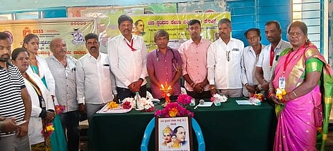 ತಿ.ನರಸೀಪುರ ತಾಲೂಕಿನ ಕೈಯಂಬಳ್ಳಿ ಗ್ರಾಮದಲ್ಲಿರುವ ಸರ್ಕಾರಿ ಹಿರಿಯ ಪ್ರಾಥಮಿಕ ಶಾಲೆಯಲ್ಲಿ ಆಯೋಜಿಸಿದ್ದ ಶಿಬಿರವನ್ನು   ಡಾ.ಎಂ.ರೇವಣ್ಣ ಉದ್ಘಾಟಿಸಿದರು. ಕೆ.ಎನ್.ಅಶೋಕ್, ಎಸ್.ಮಂಜುನಾಥ್, ಕೈಯಂಬಳ್ಳಿ ಕೃಷ್ಣ, ಎಂ.ಸಿದ್ಧಪ್ಪ, ರುಕ್ಮಿಣಿ ಇತರರು ಇದ್ದರು.
