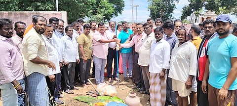 ಬನ್ನೂರು ಪಟ್ಟಣದ ಕಾವೇರಿ ನದಿ ಸೇತುವೆ ಬಳಿಯಿರುವ ಮಾದಿಗ ಸಮಾಜದ ಸ್ಮಶಾನಕ್ಕೆ ಕಾಂಕ್ರೀಟ್ ರಸ್ತೆ ನಿರ್ಮಿಸುವ ಕಾಮಗಾರಿಗೆ ತಹಸೀಲ್ದಾರ್ ಟಿ.ಜಿ.ಸುರೇಶಾಚಾರ್ ಸೋಮವಾರ ಚಾಲನೆ ನೀಡಿದರು. ಶಿವಣ್ಣ, ಕೆ.ಸತೀಶ್, ರೂಪಾ, ಸಿದ್ದರಾಜು, ಮೂರ್ತಿ, ಉಮೇಶ್ ಇತರರು ಇದ್ದರು.