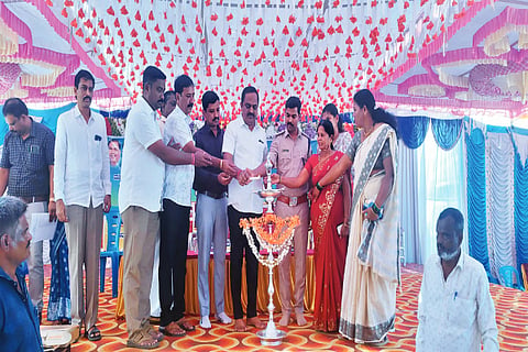  ಕಡೂರಿನ ಕೆ.ಬಿದರೆ ಗ್ರಾಮದಲ್ಲಿ ಆಯೋಜಿಸಿದ್ದ ಜನಸಂಪರ್ಕ ಸಭೆಯನ್ನು ಶಾಸಕ ಕೆ.ಎಸ್.ಆನಂದ್ ಉದ್ಘಾಟಿಸಿದರು  