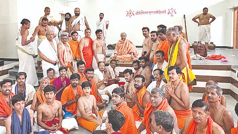 ಕೆಂಭಾವಿಯಲ್ಲಿ ಶ್ರೀ ಸತ್ಯಾತ್ಮತಿರ್ಥರ 31ನೇ ಪೀಠಾರೋಹಣ ನಿಮಿತ್ತ ಜಯಸತ್ಯಪ್ರಮೋದ ಸೇವಾ ಸಂದ ಪದಾಧಿಕಾರಿಗಳು ಪಾದನಮನ ಸಲ್ಲಿಸಿದರು.