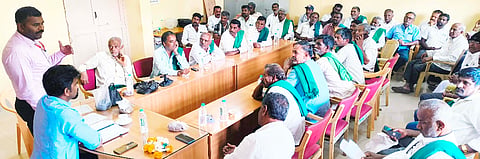  ಪಟ್ಟಣದ ತಾಲೂಕು ಕಛೇರಿಯ ಸಭಾಂಗಣದಲ್ಲಿ ಆಹಾರ ಇಲಾಖೆಯ ಜಿಲ್ಲಾ ನಿರ್ದೇಶಕ ಪ್ರತೀಕ್ ಹೆಗ್ಗಡೆ ಅವರ ಮುಂದೆ ಕಳಪೆ ರಾಗಿಯನ್ನು ಪ್ರದರ್ಶಿಸಿದ ರೈತರು ಗುಣಮಟ್ಟ ಪರಿಶೀಲನೆ ಮಾಡದೆ ನ್ಯಾಯಬೆಲೆ ಅಂಗಡಿಗಳ ಮೂಲಕ ಕಲ್ಲು ಮಣ್ಣುಗಳಿಂದ ಕಲುಷಿತಗೊಂಡಿರುವ ಕಳಪೆ ರಾಗಿ ಪೂರೈಸಿದರವರ ವಿರುದ್ದ ಕ್ರಮಕ್ಕೆ ಒತ್ತಾಯಿಸಿದರು.
